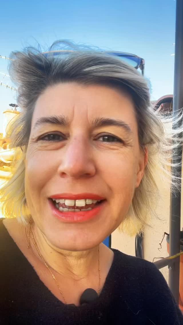 Décembre m’invite à dire merci.
Merci aux femmes qui ont eu le courage d’ouvrir une porte,
de parler d’elles,
de changer ce qui n’allait plus,
de choisir une vie plus douce pour elles… et pour leurs enfants.
Ce travail-là n’a rien de banal.
Il transforme les femmes d’aujourd’hui,
et prépare celles de demain.
Merci pour votre confiance.
Merci pour votre force.
Merci pour ce que vous m’avez laissé partager de vos vies.
On avance femme par femme.
Et ça change déjà le monde.
#chargementale #femmeepanouie #equilibredevie