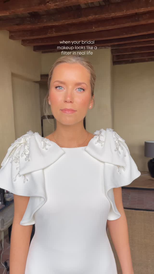 This is the glowy bridal makeup of dreams 🤍 Classic, luminous, soft and longlasting. My bride An-Sofie told me she thought there was a filter on her face, she looked that good ✨
Save this as your 2026 bridal makeup inspo
If you’re a 2026 bride and want to look like this on your wedding day, bookings are open and you can send me an enquiry via my website.
•
•
•
•
•
•
•
#2026bride #bridalmakeup #bridalmakeupartist #glowybridalmakeup #naturalbridalmakeup