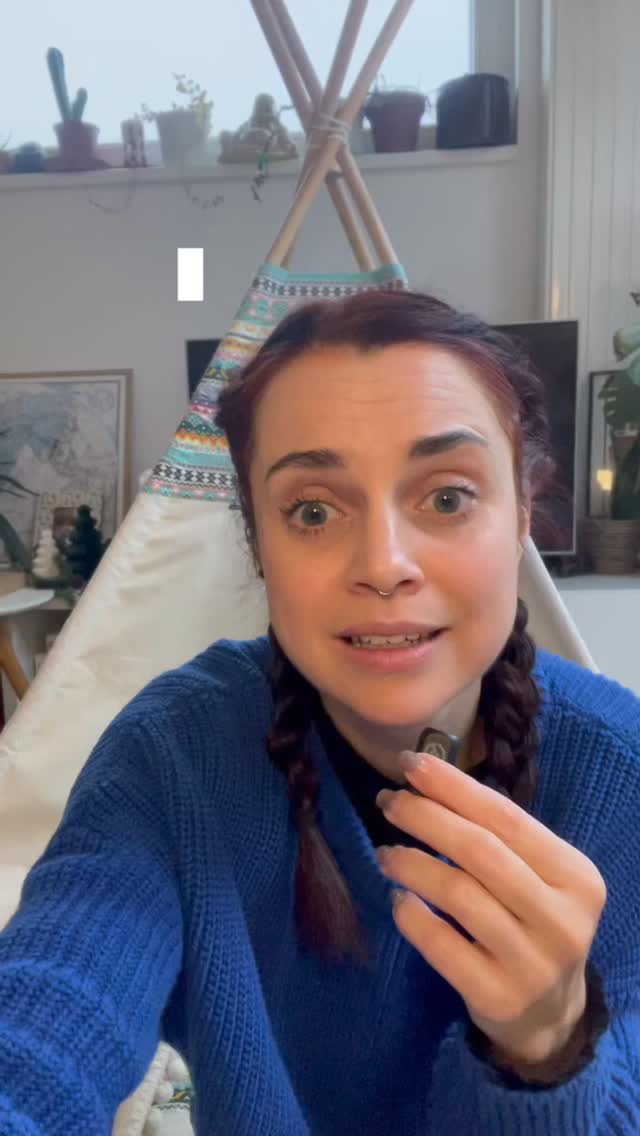 Manche Eltern glauben, sie müssten ihr Kind beim Spielen immer gewinnen lassen.
Das klingt liebevoll, ist aber oft gar nicht hilfreich.
Kinder merken sehr schnell, wenn ein Spiel keine echte Herausforderung ist.
Die Lust geht verloren, weil es sich nicht mehr „echt“ anfühlt.
Manchmal steckt dahinter auch die Sorge vor der Reaktion:
Was, wenn mein Kind wütend, traurig oder frustriert ist?
Ja, dein Kind darf sich ärgern.
Dieser Ärger ist legitim, und genau dafür ist Spielen ein wunderbarer Übungsraum.
Im Spiel kann dein Kind erleben: Gefühle kommen, und sie gehen auch wieder.
Mit dir an der Seite, mit Co-Regulation und Halt.
Das heißt natürlich nicht, ein Kind absichtlich ständig verlieren zu lassen.
Sondern: kein Ergebnis erzwingen, nichts vermeiden, sondern fair bleiben und ein echter,
authentischer Spielpartner sein.
ELTERNBERATUNG
BINDUNG
BEDÜRFNISORIENTIERT
FRÜHFÖRDERUNG