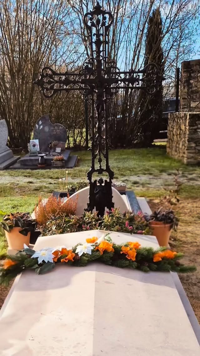 Il y a des projets qui sont des marques de confiance immenses, touchantes, poussent à l’exigence et au respect, font grandir et permettent d’avancer dans des voies aussi imprévisibles qu’évidentes, celui ci en est un, particulièrement.
Fleurir la tombe d’une épouse et maman partie beaucoup trop tôt, c’était beau, j’y ai mis tout mon cœur, et mettre mon cœur dans mes fleurs c’est bien tout ce que je m’applique à faire pour vous.
Merci à tous ceux qui m’encouragent, j’avance doucement et sûrement avec la certitude d’être à la bonne place, grâce à vous.
( moments de confection captés par ma petite assistante de choc, authentiques! 😊)
#fleursartificielles #compositionflorale #bouqueteternel #fleurirlestombes #soyeuse