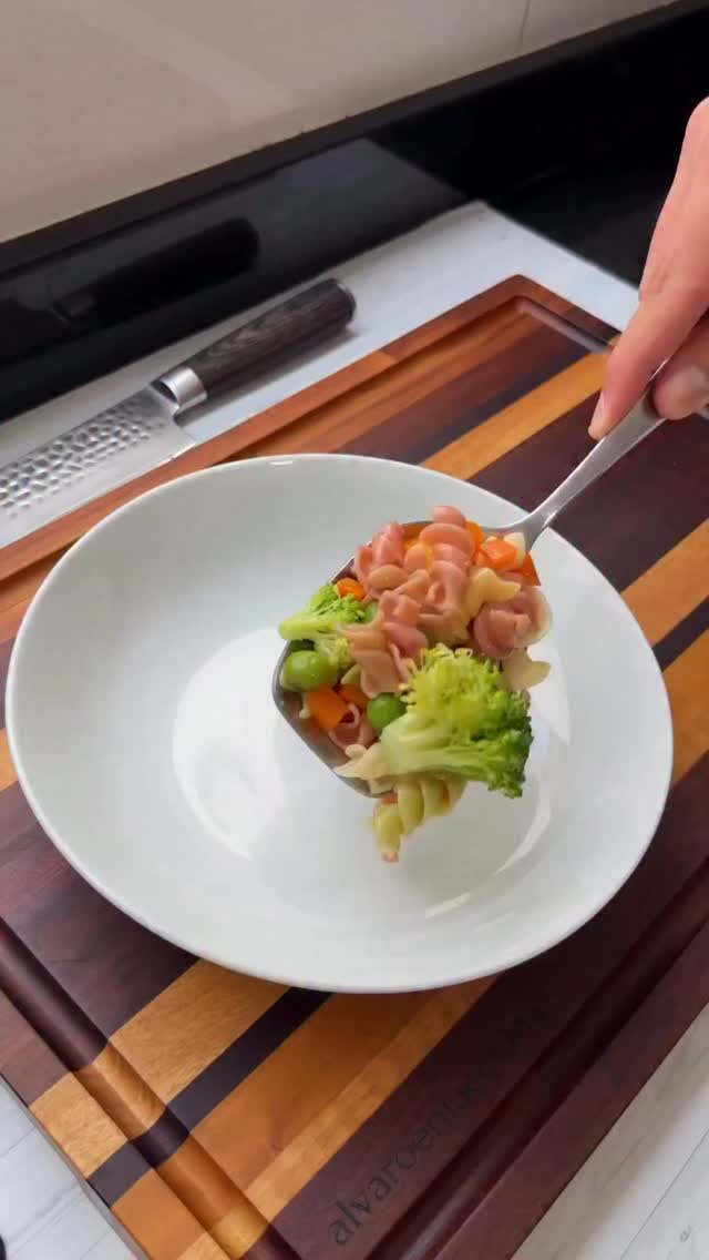 Domingo de receta🤩🥦 Ensalada de fideos con pollo y vinagreta proteica 💪
Combina carbohidratos, proteína y verduras en un solo plato, ideal para almuerzos equilibrados o meal prep de la semana ✨
📹 Receta original de @alvaroenlacocina
📌 Guarda este reel para prepararlo cuando necesites una comida práctica y equilibrada💪🏻 #nutricióninteligente