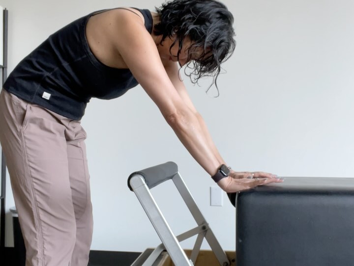 #movementsnacks for busy #pilatesteachers in between clients and/or classes. Spinal motions revive. I always take my time and go super slow—there are so many things I’m working on! But fast or slow, just DO them even if you only have 30 seconds.
1️⃣ Standing facing risers. I keep the footbar up to keep the deep curl. The spine initiates the spring movement.
2️⃣ Lunge with Spinal Motion. Each change (from flexion to extension or extension to flexion) begins as close to the tailbone/sacrum area as possible.
3️⃣ Upright Pelvic Tilt. No springs for this one.
#pilatesreformer #pilatesreformerexercises #pilatesreformerclass #spinalmotions #moveyourspine #busyfitnesspros #fitnessprofessionals #selfcareforfitnesspros