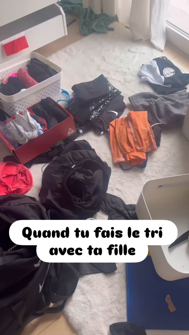 đŻ Trier avec son ado⊠sans dĂ©clencher la 3e guerre mondiale
Spoiler :
Si tu arrives en mode
âTa chambre câest un carnage, on rĂšgle ça MAINTENANT.â
⊠il va se volatiliser.
Alors on fait autrement.
Voici 6 rĂšgles dâor pour trier efficacement, sereinement, et sans braquer ton ado đ
âš 1ïžâŁ On ne fait PAS tout dâun coup
Un tiroir
Une étagÚre
Une zone précise
Le cerveau dâun ado (et le nĂŽtre aussi) dĂ©teste les montagnes.
Il adore les mini-victoires.
đ¶ 2ïžâŁ On crĂ©e une ambiance cool
Musique choisie par lui/elle.
Minuteur 30 minutes.
Petite récompense à la fin.
On transforme ça en activité, pas en punition.
đ
3ïžâŁ On planifie ensemble
Pas de :
âViens tout de suite ranger.â
On choisit un créneau.
On lâinscrit.
On respecte lâengagement.
Un ado pris par surprise = un ado en résistance.
đŠ 4ïžâŁ On choisit UNE zone ensemble
âOn attaque quoi aujourdâhui ? Le bureau ou lâarmoire ?â
Le simple fait de choisir change tout.
Il/elle devient acteur.
đ§ 5ïžâŁ On les laisse dĂ©cider de LEUR organisation
Oui⊠mĂȘme si tu aurais pliĂ© autrement.
Oui⊠mĂȘme si les t-shirts ne sont pas par couleur.
Lâobjectif nâest pas que ce soit comme toi.
Lâobjectif est que ce soit logique pour lui/elle.
đ« 6ïžâŁ ZĂRO jugement
On ne commente pas :
â le reste de la chambre
â le âdĂ©sordre permanentâ
â leur façon de vivre
On valorise la zone faite.
Point.
Un ado encouragé recommence.
Un ado jugé se referme.
đ Le tri avec un ado, ce nâest pas juste vider des tiroirs.
Câest lui apprendre Ă faire des choix.
à décider.
à gérer son espace.
Et ça, câest un vrai super pouvoir.
Dis-moi : tu es plutĂŽt
đ âJe surveille toutâ
ou
đ
âJe prends sur moi et je lĂąche priseâ ?
Sandra, ta Home Organizer passionnĂ©e â€ïž
#HomeOrganizerLyon
#HomeOrganizer
#HomeOrganiserLyon
#adolescent