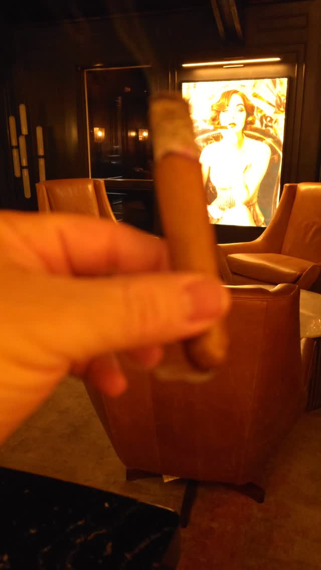 Control airflow don’t waste cigars.#cigarlife #cigaraficionado