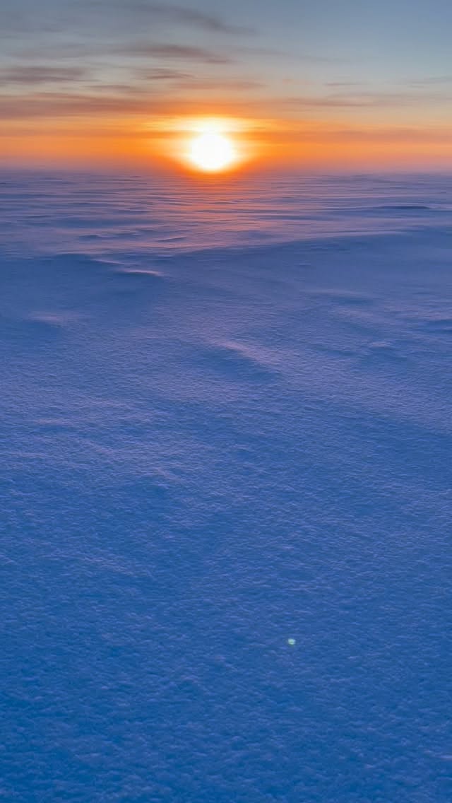 En traversant un lac gelé au dessus du cercle polaire arctique, il faut bouger pour ne pas geler 🥶