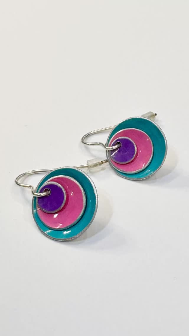 Today I’ve added these new pieces to my Aluminium domes range at @frannyandfiler in Chorlton.
#aluminiumjewellery #colourfuljewellery #60sinspired #abbyfilerjewellery #jewellery