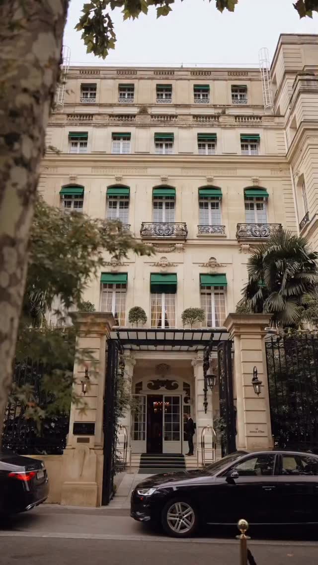 The iconic arrival experience at @shangrilaparis 🇫🇷✨ First impressions are welcomed by warm hospitality, incredible service, and thoughtful touches in your private accommodations. #TFGxShangriLaParis @darinagritsenko