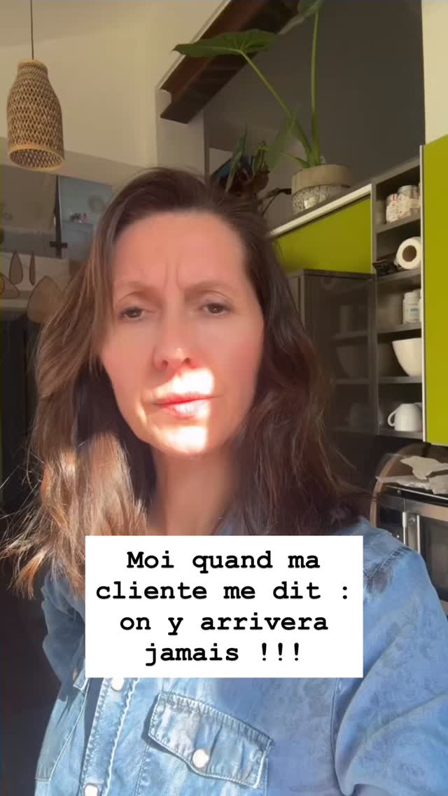 Moi quand mes clientes me disent :
âNon mais Sandra⊠on nây arrivera jamais.â đ
Je lâentends souvent au dĂ©but.
Face Ă un dressing qui dĂ©borde, un garage plein Ă craquer ou une piĂšce quâon repousse depuis des annĂ©esâŠ
la montagne paraßt énorme.
Et lĂ arrive la petite voix :
âCâest mort⊠on nây arrivera jamais.â
Et pourtant.
On commence.
Un tiroir.
Une pile.
Une décision.
Et petit Ă petit, la piĂšce respire.
Ă la fin de la journĂ©e, jâentends presque toujours :
âJe nâaurais jamais cru quâon puisse faire autant.â
Câest exactement pour ça que jâadore mon mĂ©tier de home organiser :
transformer ce qui paraßt impossible⊠en énorme soulagement.
Sandra
Ta home organiser passionnĂ©e â€ïž
Rien ne sert de ranger, il faut dâabord trier.
đŹ câest quelle piĂšce qui te semble impossible Ă dĂ©sencombrer ?
#HomeOrganizer
#HomeOrganizerLyon
#Désencombrement
#organisationmaison