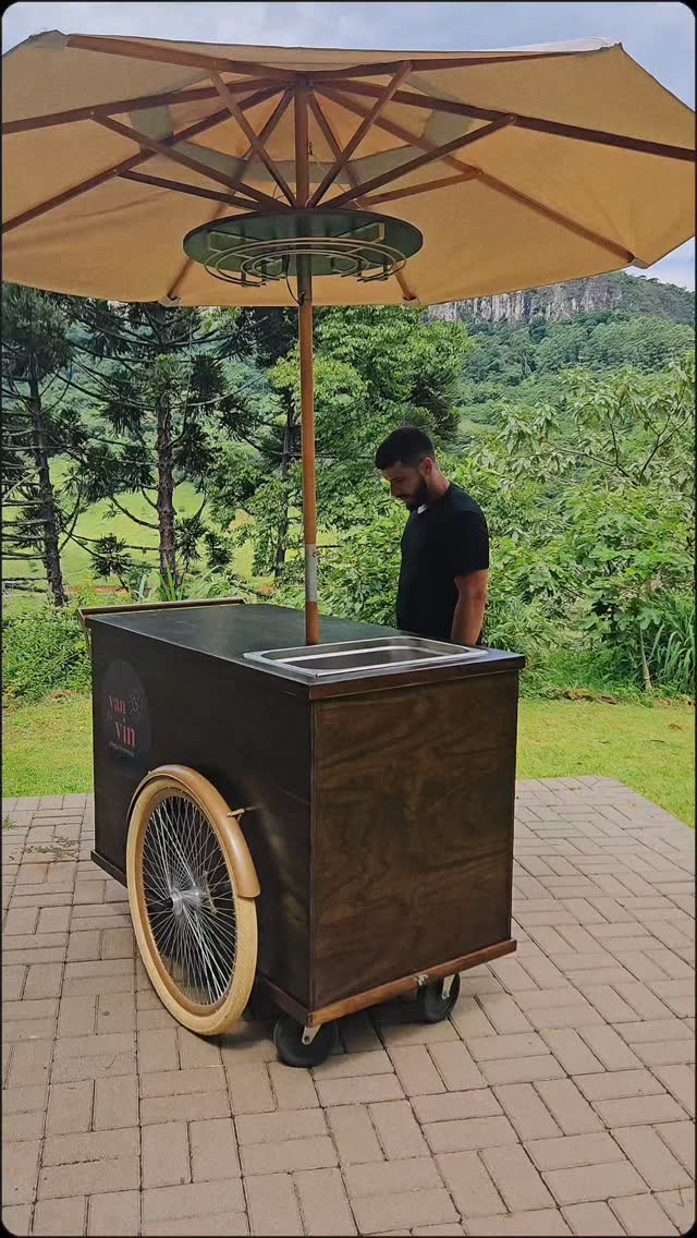 🍷 Carrinho para Vinhos e Espumantes, diretamente da Serra Gaúcha com entrega para qualquer lugar do Brasil!
Uma verdadeira estação de experiência: possui bancada de 120x65cm com champanheira de inox embutida e ombrelone com suporte aéreo para taças, oferencendo design que vai muito além da funcionalidade.
Modelo desmontável, sem a necessidade de ferramentas para montagem.
🚚 Além disso, pode ser entregue para todo o Brasil.
💰 Valor do Investimento: R$ 7.470,00
Uma excelente opção para quem busca mobilidade e diferenciação imediatamente percebida pelo cliente para crescer o seu negócio.
📩 Quer receber o oçamento completo ou falar com a gente? Comenta aqui em baixo orçamento que vamos te enviar!
⚠️ Valor sugerido válido por 15 dias após a data do post, sujeito a alterações.
📦 Frete não incluso, será cotado conforme destino.
#carrinhogourmet #carrinhoparavinhos #experiênciaúnica