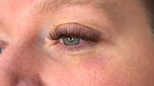 A moment for a full set of MOCHA brown lashes 🫶🏼👏🏼