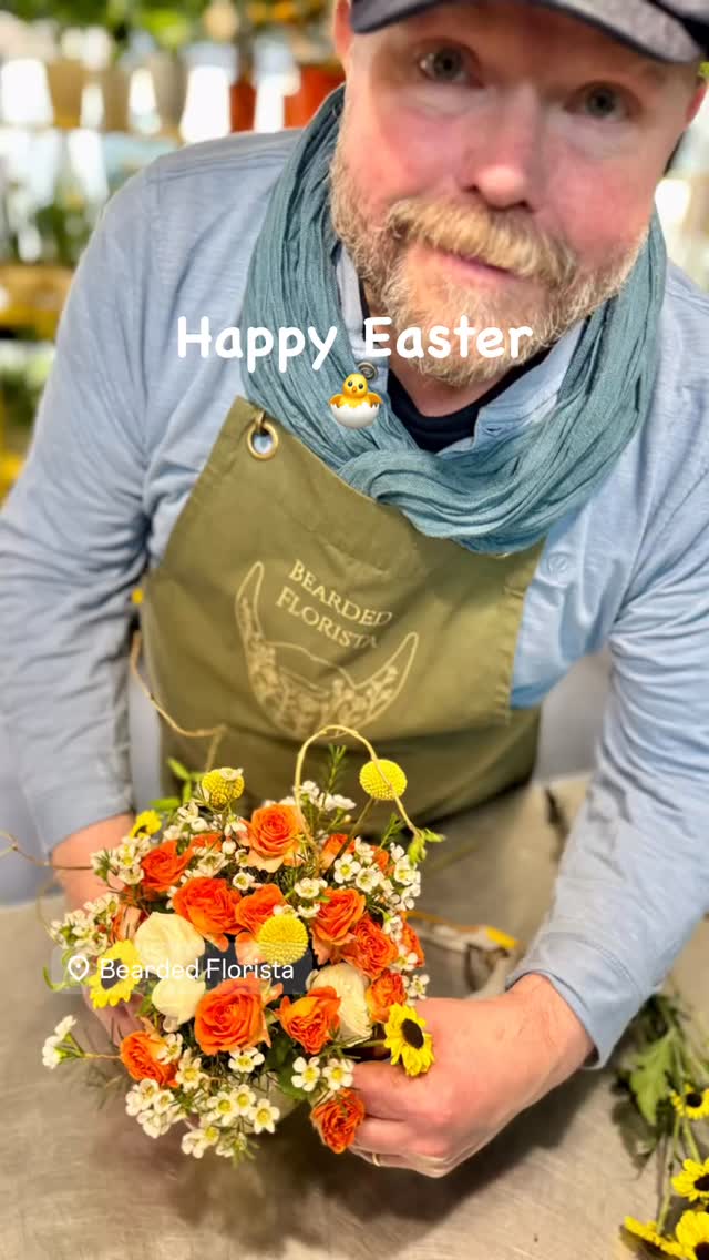 Just tidying up a few odd flower ends and arranging with a ceramic Easter egg. Happy Easter 🐣 from Don 💛#totnesflorist