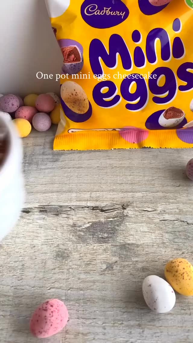 If we’re going to have a cheat day, it’s going to be on Easter weekend!! 🍫🐣
One pot Mini eggs cheesecake by @fitwafflekitchen.