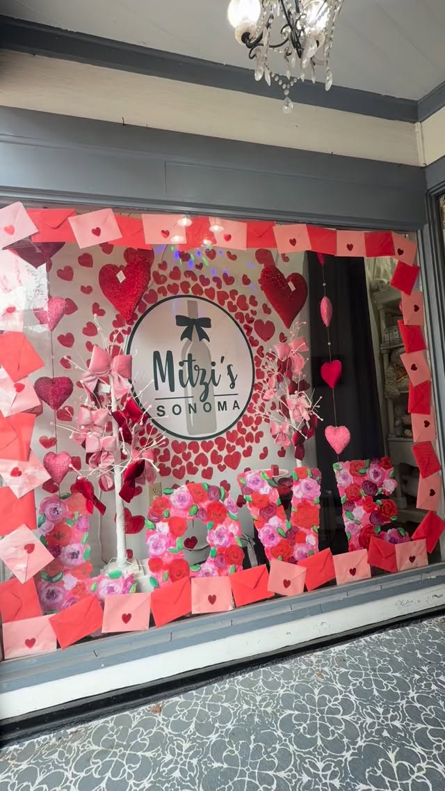 🐷🐰🐓NEW WINDOW🐓🐰🐷Ole Mrs Mitzi made a barn and it is so cute!!! Have you come by to see our latest window installation?