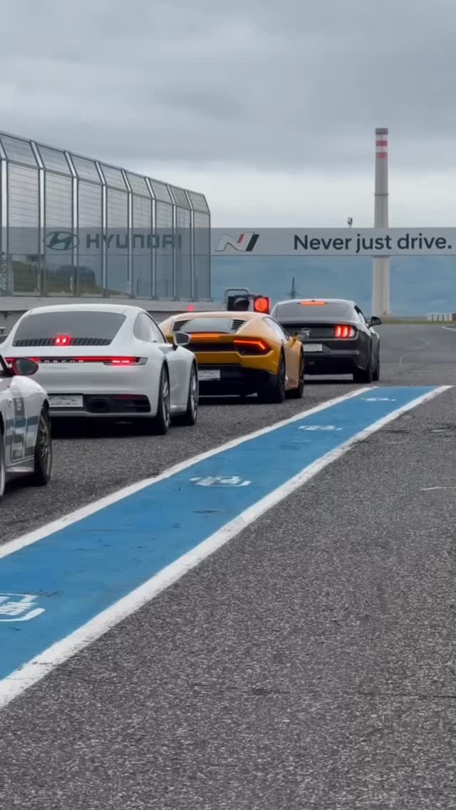 Sezóna je v plném proudu 🏁🔥
Jaro je tady a tohle je tvoje znamení přestat jen koukat a konečně to zažít na vlastní kůži.
Lamborghini, Ferrari, Mustang a další …. skutečný auta, skutečnej okruh a adrenalin, kterej ti zůstane ještě dlouho po jízdě.
Žádná kauce.
Instruktor po tvém boku.
Rezervace jednoduše online.
A jestli nevíš, co vybrat, otevřený poukaz to vyřeší za tebe 🎁
Tohle není další obyčejný dárek.
Tohle je moment, kdy se sny mění v realitu.
👉 Přestaň o tom jen mluvit. Rezervuj si svou jízdu ještě dnes na www.showdrive.cz
#showdrive #zazitkovajizda #okruh #adrenalin