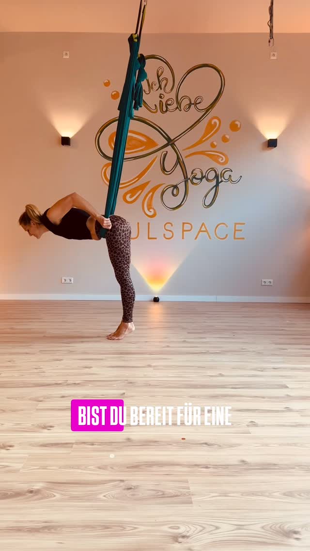 ✨Mini Aerial Yoga Sequenz zum Nachmachen ✨
🧘🏼♀️Starte im Hip Hang
🧘🏼♀️Komm in den Hund mit gegrätschten Beinen
🧘🏼♀️Schwing die Hüften von Seite zu Seite
🧘🏼♀️Zieh die Knie an und umgreife sie für die Stellung des Kindes
🧘🏼♀️Streck die Beine (so gut du kannst) und greif deine Füße für die gegrätschte Vorbeuge
🧘🏼♀️Eleganter Abgang mit kraftvoller Rolle
Viel Freude beim Nachmachen!
Oder du schaust einfach bei uns im Studio vorbei und wir zeigen dir live wie es richtig geht.
Es gibt fortlaufend Workshops & Kurse für
Ein- und Aufsteiger/innen ✨🧘🏼♀️.
Link in Bio. Jetzt buchen!
Deine Tanja
& das Team von
Ich liebe Yoga 🧘🏼♀️
und das Team von
Ich liebe Yoga 🧘🏼♀️❤️
#aerialyoga #aerialstudio #yogastudio #ichliebeyoga #yogaliebe aerialsilk soulspace yoga yogalehrerin
