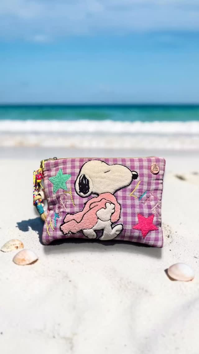 Pochettes 100% handmade à Nice ✨
Gaze de coton française toute douce, broderies et détails cousus à la main 🧵
Doublure bandana 100% coton pour la touche stylée ❤️
Univers girly & fun : Snoopy, Hello Kitty & plein de good vibes 💖
Chaque pièce est unique 🌈
#faitmain #nice #creationfrancaise #girlystyle #pochette handmadewithlove