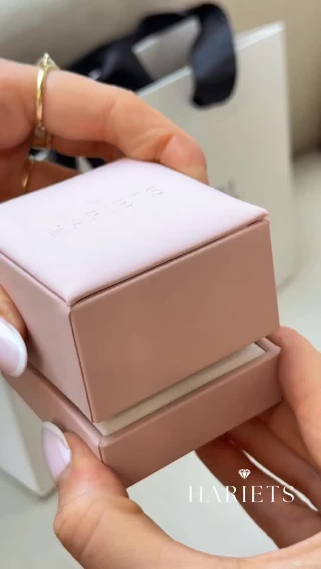 ✨ Neu bei HARIETS ✨
Entdecken Sie The Dream — ein Verlobungsring, geschaffen, um über Jahre hinweg zu begeistern.
Ein zentraler 1,5 ct Moissanit, zweifarbiges Gold und eine klassische, zeitlose Form, die nie aus der Mode kommt. Dezente Eleganz kombiniert mit einem Funkeln, das alle Blicke auf sich zieht.
Die ideale Wahl für einen Heiratsantrag und das Symbol einer Liebe fürs Leben. 🤍
▶️ https://moissanite.de/de_DE/p/Verlobungsring-mit-1%2C5-ct-Moissanit-Dream-14k-Gold/488
▶️ https://moissanite.de/de_DE/p/Verlobungsring-mit-1%2C5-ct-Labor-Diamant-Dream-14k-Gold/489
#verlobungsring #moissanit #zweifarbigesgold #antrag #verlobung engagementring hariets schmuck luxus