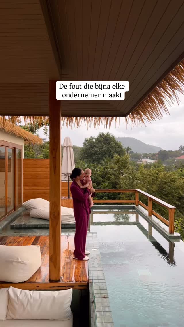 Je aanbod zit vol waarde… en toch verkoopt het niet zoals je wil.
Juist omdat het te veel is. Meer is niet altijd beter.
Meer modules helpt niet.
Meer bonussen helpt niet.
Meer waarde helpt ook niet.
Want je klant wil geen “meer”.
Ze wil weten waar ze moet beginnen.
En als dat niet meteen duidelijk is?
Dan haakt ze af voordat ze überhaupt start.
Te veel opties en inhoud → keuzestress
Keuzestress → uitstel
Uitstel → geen actie → geen resultaat → geen sales
Dat is waarom je jouw aanbod heel sterk moet afkaderen.
✔️ Eén duidelijke eerste stap
✔️ Eén helder resultaat
✔️ Eén logische volgende move
Niet minder waarde. Maar betere keuzes.
In deze populaire podcast leg ik je uit:
✅ Waarom te veel juist tegen je werkt
✅ Hoe je aanbod simpeler maakt zonder waarde te verliezen
✅ Wat ervoor zorgt dat mensen wel kopen en afmaken
💬 Reageer met RUIS en ik stuur je de aflevering.