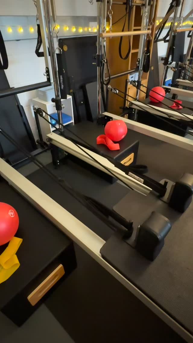 It’s props in Reformer.
Using props to find muscles you never know you had with small isolated subtle adjustments in your regular exercises. Micro adjustments for maximum results.
#reformer #classes #physio #rehab #pilates