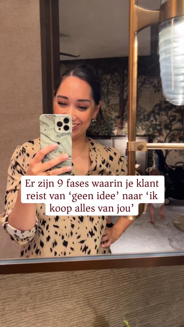 Er zijn 9 fases die je klant doorloopt voor ze “ja” zegt tegen je aanbod.
Van “ik heb geen idee dat ik een probleem heb” tot “ik koop alles van jou en blijf voor altijd.”
En hier is wat bijna niemand doorheeft:
👉🏻In elke fase lekt er omzet. Maar de meeste ondernemers focussen alleen op fase 6, de aankoop.
Terwijl je grootste omzetgroei vaak in fase 2, 5 en 9 zit.
Ik zie het iedere week in strategiegesprekken. Klanten die keihard werken, geweldige content maken, fantastische programma’s hebben, en toch voelt het alsof ze water uit een emmer met gaten proberen te scheppen.
Waarom? Omdat ze niet weten welke fase lekt.
Je hoeft niet harder te werken. Je hoeft niet meer content te maken. Je hoeft niet opnieuw te rebranden. En ook geen nieuw programma.
Je hoeft alleen te weten waar het geld wegloopt, en dat gat te dichten.
Dinsdag geef ik een live masterclass waarin ik je precies door de 9 fases heen neem, laat zien waar de meeste ondernemers omzet verliezen, en hoe je het gat dicht bij jouw ideale klant…
De exacte stappen die mijn klanten gebruiken om van “losse verkopen” naar een voorspelbare omzetstroom te gaan.
✅ COMMENT “FASES” en ik stuur je de link naar de masterclass 🔗