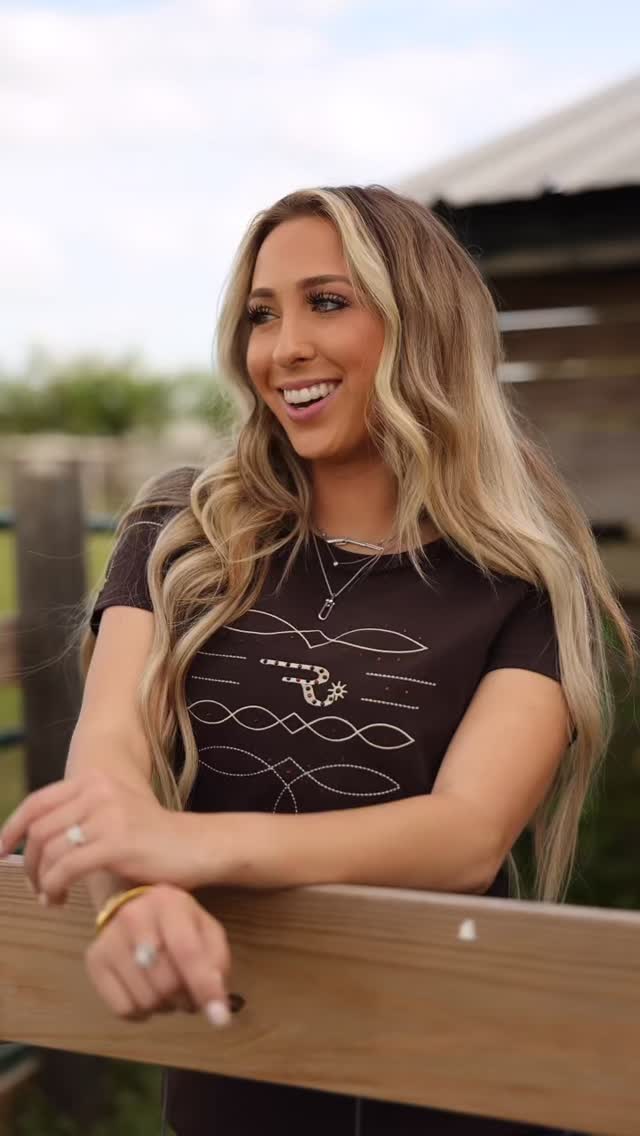 Feel your best in pieces you truly love. From perfectly fitting denim to standout western tees and outerwear that turns heads wherever you go.
Morgan wears our Boot-Stitch Tee Wilma’ in the new chocolate brown colorway, paired with the High-Rise Jeans Alma’
#ranchgirls #westernbrand #ridingjeans #denim #westernoutfit