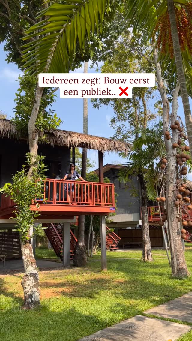 Een publiek bouwen zonder systeem is als gasten uitnodigen zonder eten in huis: je krijgt drukte, geen omzet. De ondernemers die wel verkopen hebben eerst hun instaproute, salesstructuur en aanbodsuite klaar voordat ze gaan groeien.
💬 Reageer met FASES en ik stuur je de gratis masterclass.
Iedereen zegt: bouw eerst een publiek.
Fout. Bouw eerst een systeem.
Een publiek bouwen zonder systeem is als gasten uitnodigen voor een diner zonder dat je eten in huis hebt. Je krijgt drukte, geen omzet.
Je lead wilt een duidelijke route naar resultaat.
En als die route er niet is?
Dan staat elke nieuwe volger straks voor een deur die niet opengaat.
Groot publiek zonder systeem → veel drukte
Veel drukte → weinig conversie → wisselende omzet → uitputtende lanceringen
Dat is waarom de ondernemers die wel verkopen aan hun publiek eerst 3 dingen op orde hadden:
✔️ Een instaproute met een betaald micro product
✔️ Een doorlopende salesstructuur die elke week converteert
✔️ Een aanbod voor retentie die werkt zonder hun aanwezigheid
Niet eerst groeien. Wel eerst bouwen.
Want pas dan wordt elke nieuwe volger waardevol.
In deze gratis masterclass laat ik zien:
✅ Waarom een groot publiek zonder systeem je uitput in plaats van verrijkt
✅ Hoe je in 3 lagen een verkoopsysteem bouwt dat 24/7 doorloopt
✅ Welke instapaanbod jouw publiek omzet in kopers, niet in fans
💬 Reageer met FASES en ik stuur je de masterclass.