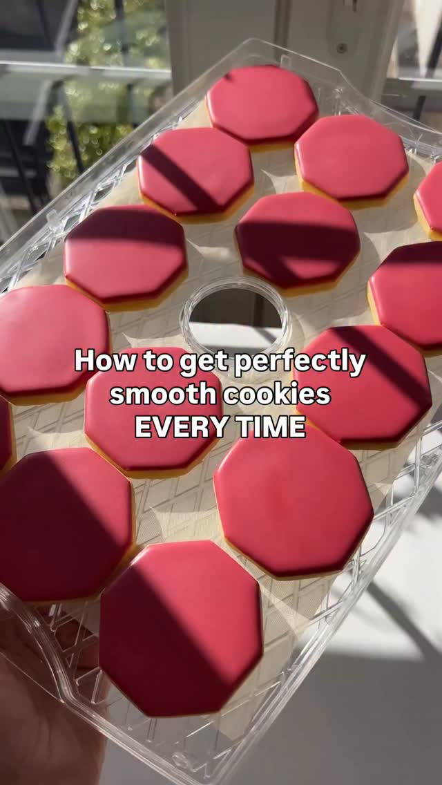 If your icing always looks bumpy, it’s usually down to one of these reasons…
And one people don’t talk about enough? You’re not adding enough icing! It sounds strange, but it’s actually super common for beginners, and it can leave your cookies looking slightly cratered instead of smooth
Hope these tips help! 💗🫶🏻