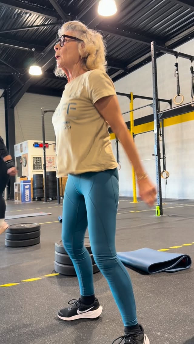 Le CrossFit sâest dâabord fait connaĂźtre en dehors de Santa Cruz auprĂšs des militaires, secouristes et unitĂ©s dâĂ©lite comme les SWAT, Navy SEALs, Marines de reconnaissance ou Forces spĂ©ciales. TrĂšs vite, cette mĂ©thode dâentraĂźnement a Ă©tĂ© utilisĂ©e pour prĂ©parer les candidats aux sĂ©lections les plus exigeantes, ce qui lui a donnĂ© une rĂ©putation de programme extrĂȘme rĂ©servĂ© aux plus solides.
Pourtant, cette image est trompeuse. Le CrossFit nâa jamais Ă©tĂ© pensĂ© uniquement pour une Ă©lite, mais pour toute personne souhaitant amĂ©liorer sa condition physique et mieux affronter les dĂ©fis de la vie quotidienne. Son objectif est de dĂ©velopper des qualitĂ©s universelles : force, endurance cardiovasculaire et respiratoire, puissance, souplesse, vitesse, coordination, agilitĂ©, Ă©quilibre et prĂ©cision.
Le principe fondamental est simple : les besoins dâun athlĂšte de haut niveau et ceux dâune personne ĂągĂ©e diffĂšrent en intensitĂ©, pas en nature. Nous avons tous besoin de bouger mieux, dâĂȘtre plus forts, plus endurants et plus fonctionnels. La diffĂ©rence, câest seulement le niveau dâadaptation.
Avec lâĂąge, lâentraĂźnement devient mĂȘme encore plus important, car le temps Ă©rode naturellement nos capacitĂ©s physiques. Beaucoup pensent quâaprĂšs 50 ou 60 ans il faut abandonner la force pour ne garder que le cardio et la mobilitĂ©. Câest une erreur. La force est essentielle pour prĂ©server lâautonomie, prĂ©venir les chutes, maintenir la masse musculaire, protĂ©ger la santĂ© et conserver une vraie qualitĂ© de vie.
Le CrossFit nâest donc pas rĂ©servĂ© aux champions, aux militaires ou aux jeunes athlĂštes. Il est accessible Ă tous lorsquâil est bien encadrĂ© et adaptĂ© au niveau de chacun. Son vĂ©ritable objectif nâest pas seulement la performance, mais de permettre Ă chacun de rester capable, en bonne santĂ© et pleinement vivant tout au long de sa vie.