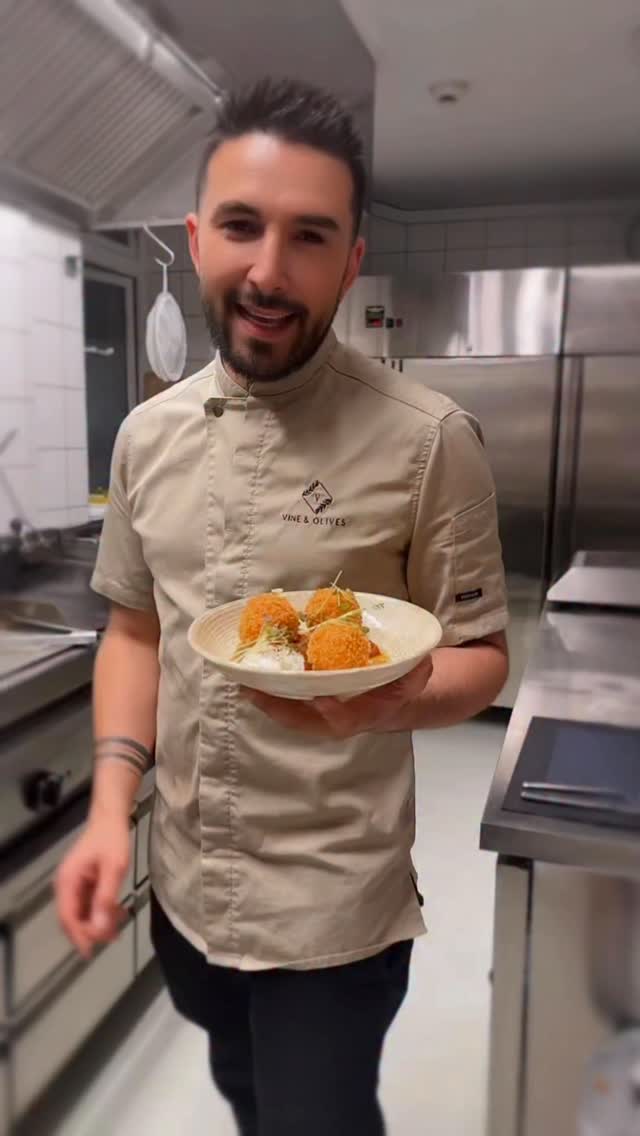 Crispy on the outside, soft on the inside.
Potato & cheese croquettes with tomato jam and Greek yogurt.
A new starter, made the Greek way🇬🇷
#oslorestaurants #greekfood #newmenu #foodoslo #frogner