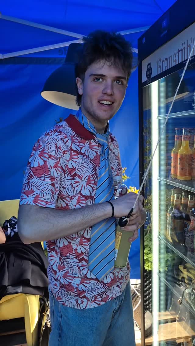 Beste der Welt! Dieses Jahr hat unser Limo-Partner @fritzkola die Crew, unsere Künstler:innen und Gäste steilgehen lassen, und Spiel und Spaß gab's obendrauf auch noch mit Festival-Jenga ✨️ Ging gut ab dank euch 🫶🏻
.
.
#belrfestival #festival #kulturfestival #rüsselsheim #sturmfrei