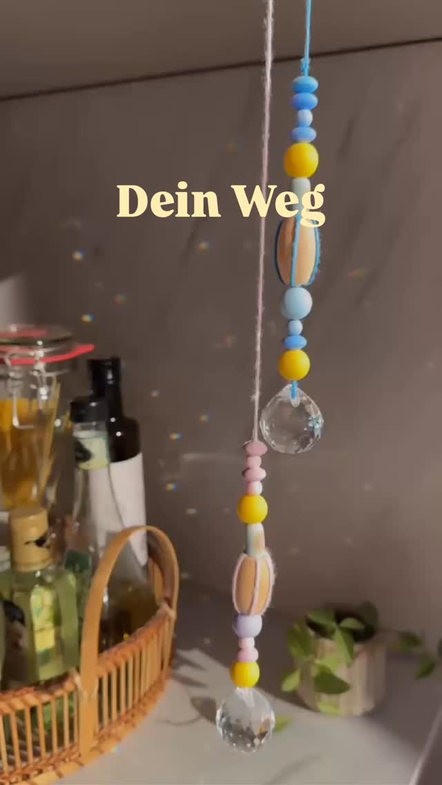 {Dein Weg ist schon Heilung für andere.} Du musst noch nicht am Ziel sein.
Ich glaube, dass es große Kraft hat und heilsam ist, wenn wir unser „unterwegs“ teilen und uns auch erlauben, auf dem Weg sein zu dürfen.
Das kann schwer fallen, weil wir auf Instagram konfrontiert sind mit „fake it ’til you make it“ - mit anderen Worten: Wenn du nicht jetzt schon erreicht hast, was andere erreicht haben (Followerzahlen, Reichweite, Umsatz, „fame“), bist du ein Looser.
Und in der christlichen Sozialisation kommt noch dazu, dass oft der Eindruck entsteht, wir wüssten, wie alles geht. Auf alles scheint es eine Antwort zu geben - die so lange funktionieren mag, solange uns die Komplexität von Themen nicht bewusst ist.
Dabei sagt Jesus selbst, dass er der Weg ist. Er sagt nicht, er sei das Ziel. Mit ihm sind wir nicht am Ziel, sondern gemeinsam auf dem Weg.
Teile deinen Weg - bei vertrauensvollen Menschen brauchst du nichts vorzuspielen. Du musst nichts optimieren oder verstecken. Du darfst du sein. Und du darfst unterwegs sein. Ich bin es auch.