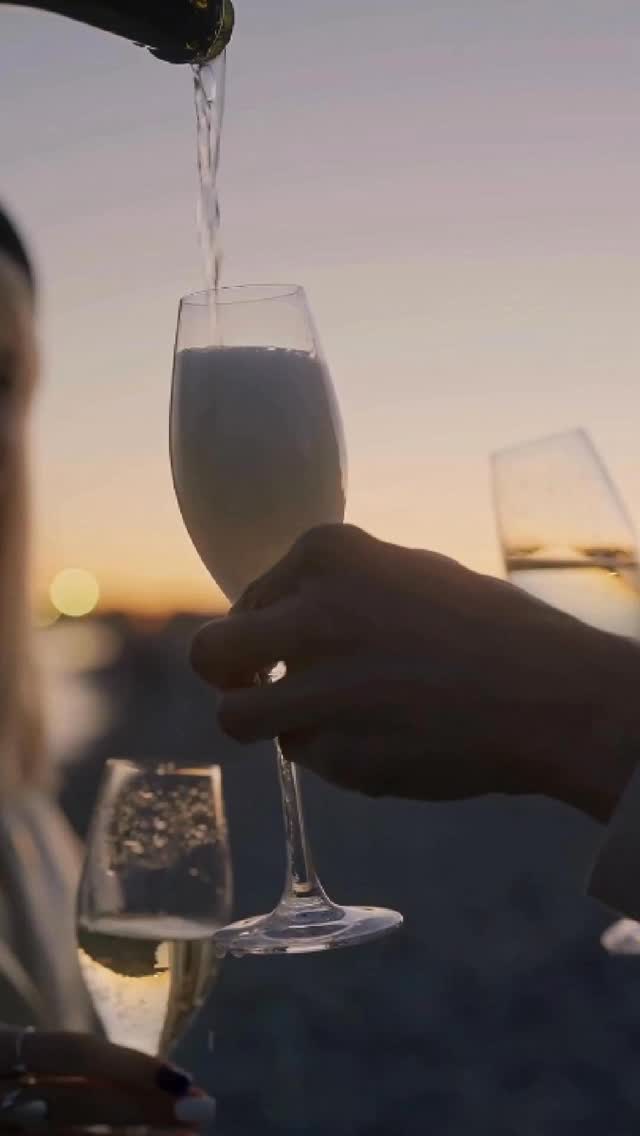 🥂✨ Si vas a abrir burbujas, haz que valga la pena.
Barrica de Fuego Blancs Brut tiene burbuja fina, frescura precisa
y el carácter suficiente para elevar cualquier momento.
Pídelo hoy por WhatsApp y ponlo en tu mesa: 55 3954 4346.
…
#VinoMexicano #BarricaDeFuego #WineExperience #Momentos #DescubreelSecreto