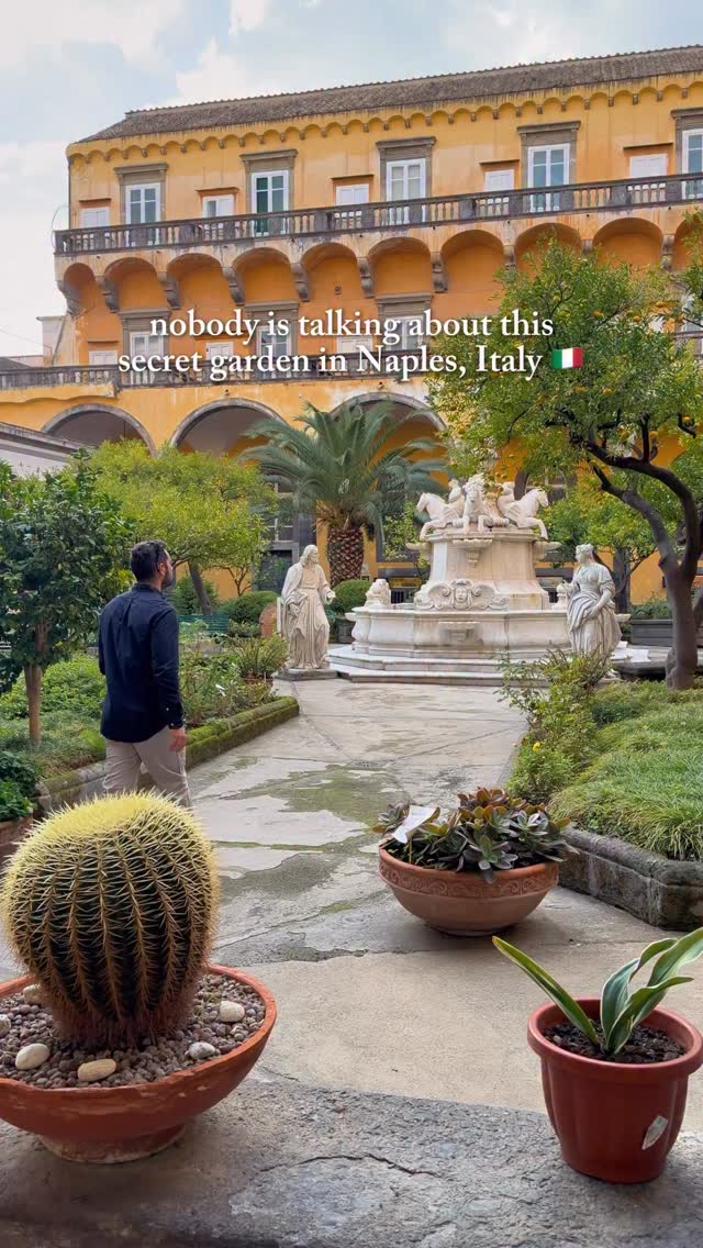 Hidden in plain sight… right in the heart of Naples 🇮🇹
Ju