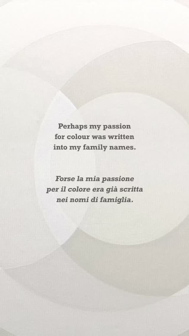 My father, who is 99 years old, likes to think that my fascination with colour may have deeper roots than I ever imagined.
One day, he pointed out a curious coincidence: many names in our family seem to be connected to colour, light or nature.
🔴 Fulvio → tawny, copper-red and golden hues
🟡 Flavio → golden yellow
🩷 Rosa → pink
🔵 Glauco → the blue of the sea
✨ Elena → shining light
🟢 Laura → laurel, evergreen
Of course, it’s just a playful observation.
Yet I like to think that a sensitivity to colour, art, photography and the way we see the world can travel through generations in unexpected ways.
Looking at this little family tree makes me smile.
Perhaps colour entered my life long before painting did.
Does your name have a hidden colour?
———
🇮🇹 Mio papà, 99 anni, ha una teoria: la mia ricerca sul colore potrebbe avere radici molto più lontane di quanto immaginassi.
Un giorno mi ha fatto notare una curiosa coincidenza: molti nomi della nostra famiglia hanno un significato legato ai colori, alla luce o alla natura.
🔴 Fulvio → fulvo, rosso dorato
🟡 Flavio → giallo dorato
🩷 Rosa → rosa
🔵 Glauco → azzurro, colore del mare
✨ Elena → luce splendente
🟢 Laura → alloro, sempreverde
Naturalmente è solo un gioco.
Eppure mi piace pensare che la sensibilità per il colore, l’arte, la fotografia e lo sguardo con cui osserviamo il mondo possa attraversare le generazioni.
Guardando questo piccolo albero genealogico mi viene da sorridere.
Forse i colori facevano già parte della mia storia molto prima che iniziassi a dipingere.
E il vostro nome nasconde un colore?
🏷️ canvas | artwork | abstract geometric painting | color aesthetic | home styling | accessories | home | interior design
#laurarota #laurarotaart #circlesofjoy #circlesofjoyart #earthsheart