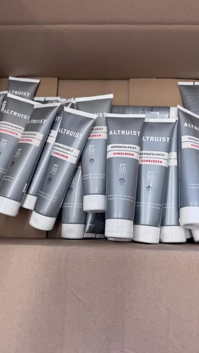 Excited to receive my first delivery from Altruist.
With the hot weather arriving and it being Skin Cancer Awareness Month, the timing couldnāt be better.
Iām really looking forward to trying these SPF 50 products, especially knowing they were developed by consultant dermatologist Dr Andrew Birnie. As someone who spends a lot of time educating about skin health, early detection, taking action and sun protection, Iām always interested in products backed by genuine dermatological expertise.
One thing that really stands out is the exceptionally high PPD 52 rating. While many people focus on SPF, PPD measures UVA protection ā the rays responsible for skin ageing and which also play a role in skin cancer development.
Not all sunscreens provide this level of UVA protection.
Another reason I love the ethos behind this brand is that every purchase helps support people with albinism in Africa, where access to sun protection can literally be life-changing.
Have you tried Altruist before? Let me know your favourite SPF below š
#SkinCancerAwarenessMonth #SPF50 #SunProtection #WearSPFDaily #SkinHealth AltruistDermatologist UVAProtection PPD52 SkinCancerAwareness TheExpertSkinClinic DermatologistDeveloped SunSafety SkinCareCommunity ProtectYourSkin SkinEducation