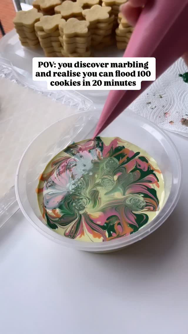 Honestly my favourite way to flood mini biccies - and how much more effective does this look than a plain background?! 🤩
TOP TIPS:
✨ Use a 8-10 second icing consistency
✨ Make sure to shake off enough excess icing!
✨ Use gel colours swirled in for a vibrant effect, or coloured icing drizzled in for a softer look
To learn more, comment MARBLE to access my new course 👀💕