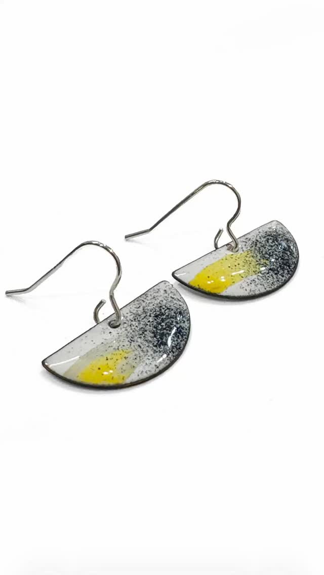 *Designer of the month*
Our featured designer of the month is @juditpatkos 😍 this is a little look at the jewellery Judit makes, but we have lots more available in store and via our website.
Judit’s jewellery features contemporary handcrafted silver and vitreous enamel designs. Her primary medium is vitreous enamelling where she uses mainly experimental techniques to produce her designs.
For Judit’s designs she gains influence from her observations of the world around and abstract forms of art such as painting, photography, ceramics or architecture with special emphasis on aesthetics, colour and composition.
#frannyandfiler #contemporaryjewellery #enamel #handmade #jewelleryshop