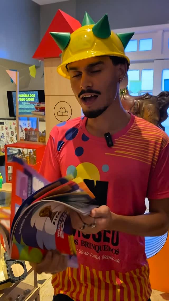 Fazer um álbum de figurinhas é uma experiência inesquecível da infância, será porque?
Tem a expectativa antes de abrir, a alegria da figurinha nova, a frustração da repetida e aquele momento especial de encontrar alguém que tem exatamente a que faltou pra você. 🇧🇷⚽
Trocar figurinha ensina negociação, generosidade e escuta. É brincadeira, mas é também convivência. O MuBrinc está no clima da Copa com uma programação especial e o Quintal de troca de figurinhas gratuito, esperamos por você!
O Museu dos Brinquedos conta com o patrocínio da Cemig, por meio da Lei Estadual de Incentivo à Cultura de Minas Gerais, e com o apoio do Instituto Unimed-BH e do Instituto Marina e Flávio Guimarães – Grupo BMG, por meio da Lei Federal de Incentivo à Cultura, no projeto “2026 – Manutenção do Museu dos Brinquedos” (Pronac 254697); além das empresas Marcelo Guimarães Advogados e Associados e Decta Contabilidade. Realização: Governo de Minas Gerais – Aqui o TREM prospera, Ministério da Cultura e Governo Federal – União e Reconstrução.
#MuseudosBrinquedos #CopaDoMundo #Futebol #TrocaDeFigurinha #BeloHorizonte @institutounimedbh @grupobmg.oficial @institutomfg_ @circuitoliberdade @prefeiturabh @culturaeturismomg