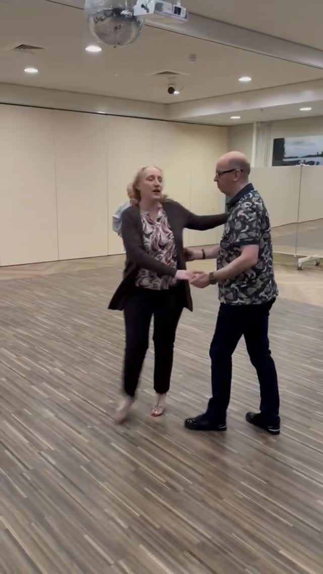 Klaar om een nieuwe dansstijl te leren? Of ben jij al een expert, maar wil je nóg beter worden? Kom dan aanstaande vrijdag langs bij onze Salsa- en Bachatales!🕺💃
Tijdens deze zomerdansles richten we ons op beide stijlen en gaan we stap voor stap aan de slag met de leukste pasjes. We sluiten de avond af met een socialdansavond, waar je deze passen direct kunt toepassen of heerlijk vrij kunt dansen. 🪩
#dansstudiorolo #dansstudiobrabant #herpen #bachata #salsa