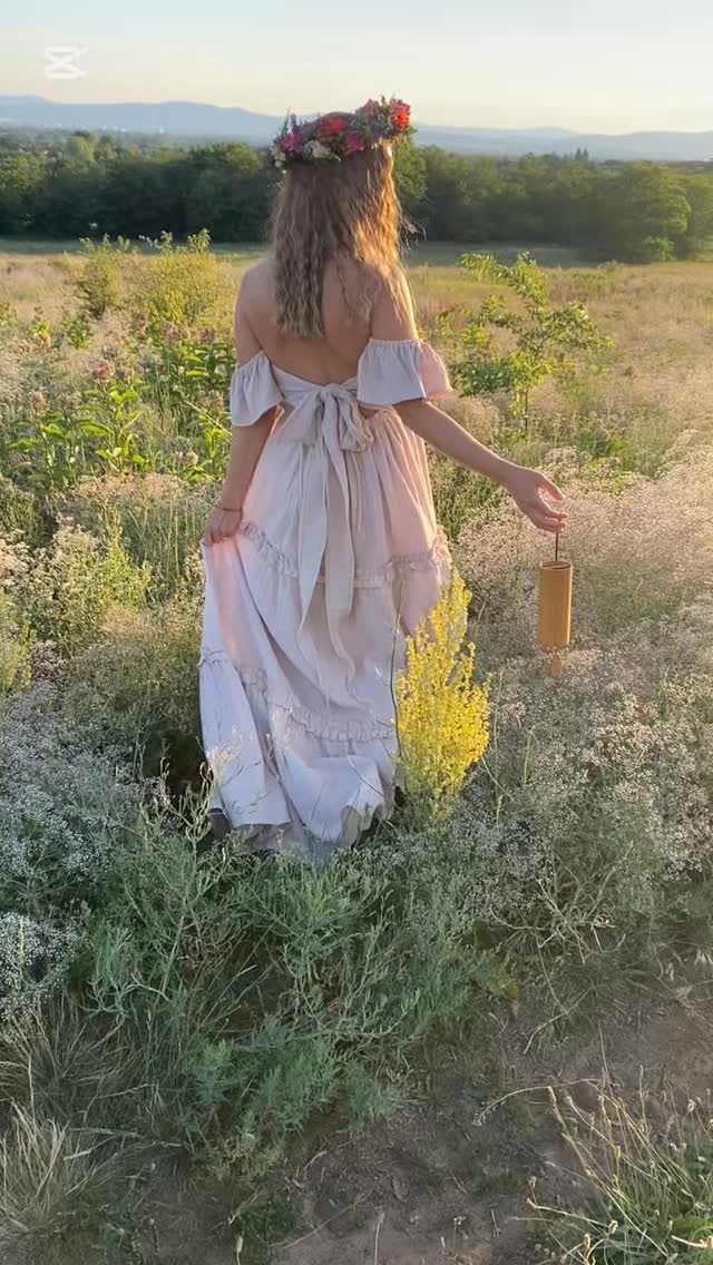 Such a beautiful soul wearing our Felicity gown🥹❤️ The cream dress is a refined design and im soo excited to hear your opinion about it once you got the chance to try it.
It is sooo easy to wear and even more comfortable for modest mommies too🩷🌸
#edenartdresses #maternityphotography #readytoship #edendresses #sustainablefashion