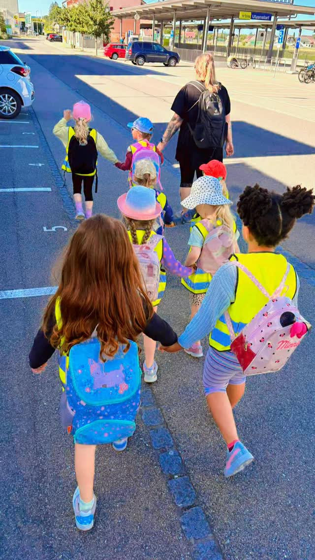 ☀️🩰 Was für ein wunderschöner Vormittag! Unsere Little Ballerinas durften ihr Spielgruppenreisli antreten. 🌳🚂🧸
Es wurde gespielt, gelacht, geklettert und geschaufelt. 🛝🌼💛 Eine willkommene Abwechslung zwischen Proben, Kostümen und den letzten Vorbereitungen für unsere Tanzshow Emerald Dreams✨💚👑
🎭 Möchtest du unsere jüngsten Ballerinas auf der Bühne erleben? Dann sichere dir ein Ticket und besuche eine unserer drei Vorstellungen am 27. und 28. Juni in der Mehrzweckhalle Utzenstorf. 🎟️🩰🌟
💗 Möchtest du die Spielgruppe Little Ballerina kennenlernen? Für das neue Schuljahr haben wir noch einige freie Plätze. Melde dich gerne bei uns! 🦋🎨👧
☀️ Unsere Sommerspielgruppe bietet die perfekte Gelegenheit zum Schnuppern👯♂️unverbindlich und flexibel. Immer montags und freitags im Juli. 🌻🍉🎈
Wir freuen uns auf viele kleine Tanzfüsschen 🥰🩰✨
Alle infos findes du unter www.barbarabortoli.ch
#balletschoolbarbarabortoli #littleballerina #spielgruppe #utzenstorf #tanzen