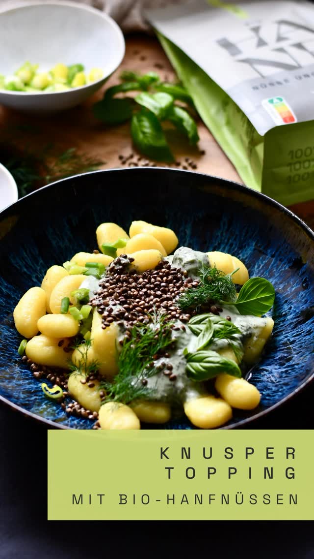 Habt ihr schon mal versucht unsere ungeschälten Hanfnüsse zu rösten? Falls nicht, solltet ihr das unbedingt einmal ausprobieren. 🌱
Nutzt dazu am Besten eine beschichtete Pfanne und wenn ihr möchtet etwas Öl.
Wichtig ist es, die Hanfnüsse nur sanft zu rösten auf mittlerer Hitze damit sie nicht verbrennen und sie regelmäßig umzurühren.
Ihr merkt an dem aromatischen Duft der entsteht, dass sie fertig sind. Der Geschmack ist mild und nussig und sie knuspern ganz zart im Mund 💚
Wir kombinieren sie hier mit Gnocchi und einer frischen Kräutersauce, sie passen aber auf ganz viele Gerichte von herzhaft bis süß und geben allem eine ganz besondere, leckere Note.🥳
#knuspertopping #geröstetenüsse #Hanfnüsse #toppingideen #gesundeernährung