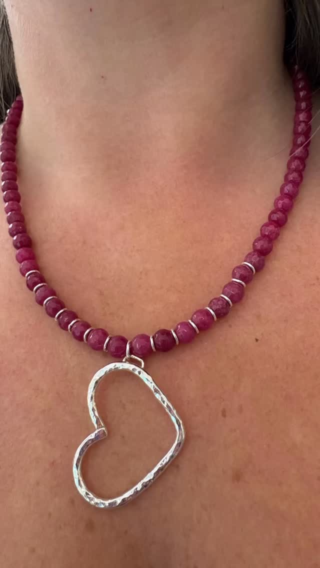 New necklace 😍
Today I finished making this necklace, and it’s now on display @frannyandfiler in Chorlton. It’s made from dyed jade beads combined with a chunky silver hammered textured heart pendant.
#jade #necklace #handmade #silverjewellery #heartnecklace