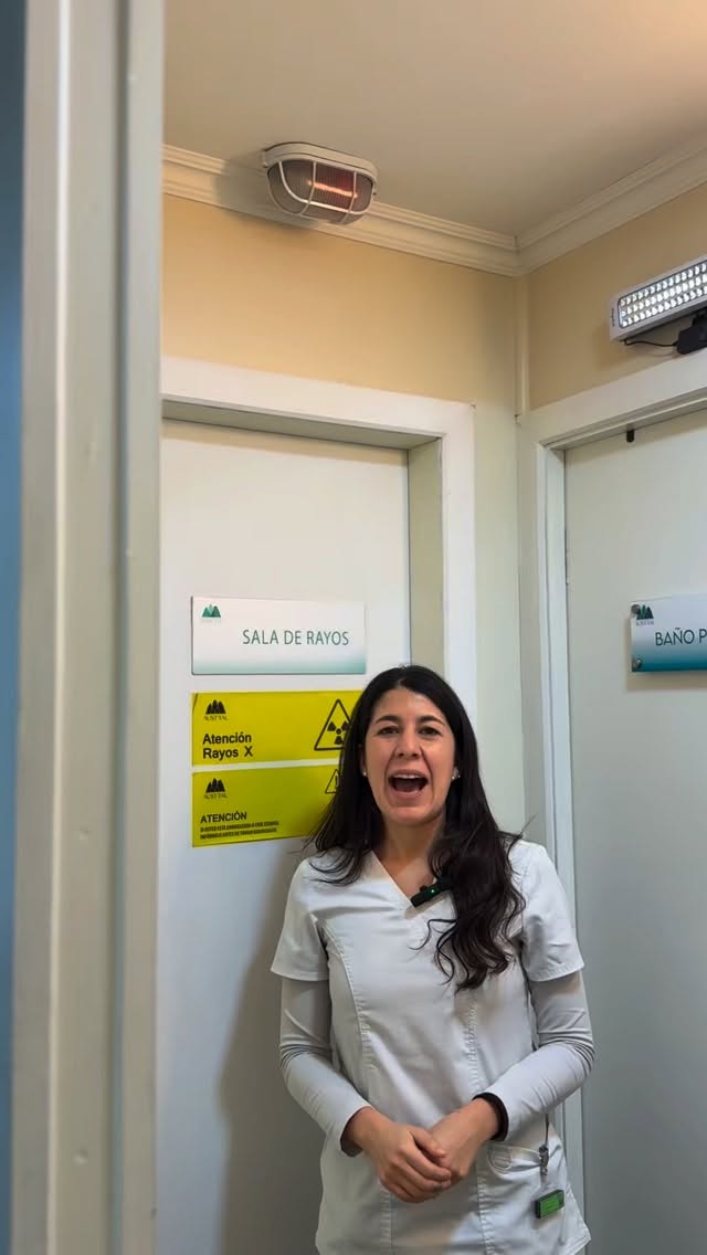📸 Acompaña a la Dra. Nicole mientras realiza una radiografía panorámica en Clínica Dental Austral 🦷✨
Este es uno de los exámenes más importantes para obtener un diagnóstico completo y planificar tratamientos de forma segura y precisa.
En solo unos minutos obtenemos una imagen general de dientes, huesos, articulaciones y terceros molares, permitiéndonos detectar problemas que muchas veces no son visibles a simple vista.
✔️ Examen rápido y cómodo
✔️ Resultado al instante
✔️ Disponible de lunes a sábado
✔️ Centro radiológico autorizado
✔️ Informes realizados por profesional con formación en radiología
✔️ Todo en un mismo lugar, sin derivaciones ni esperas
Porque detrás de cada tratamiento exitoso hay un diagnóstico preciso. 💙
📍En Clínica Dental Austral contamos con radiografías panorámicas, teleradiografías y scanner dental 3D para entregar una atención más completa a nuestros pacientes.