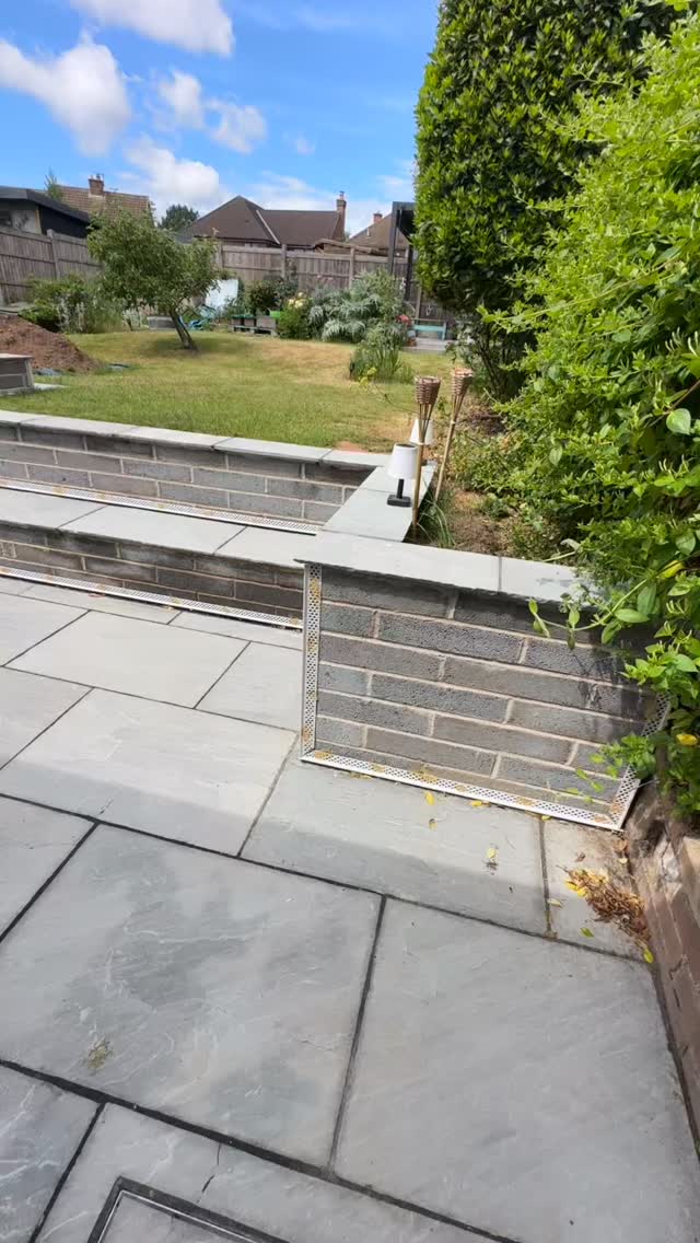 Tidy finish to this outdoor transformation 👌
Fresh silicone render applied to this retaining wall, complementing the newly installed patio and bringing the whole project together. Clients chosen colour of choice, New Chalk.
Completed for Abbey Builders & Son.
#nottingham #colouredrender #siliconerender