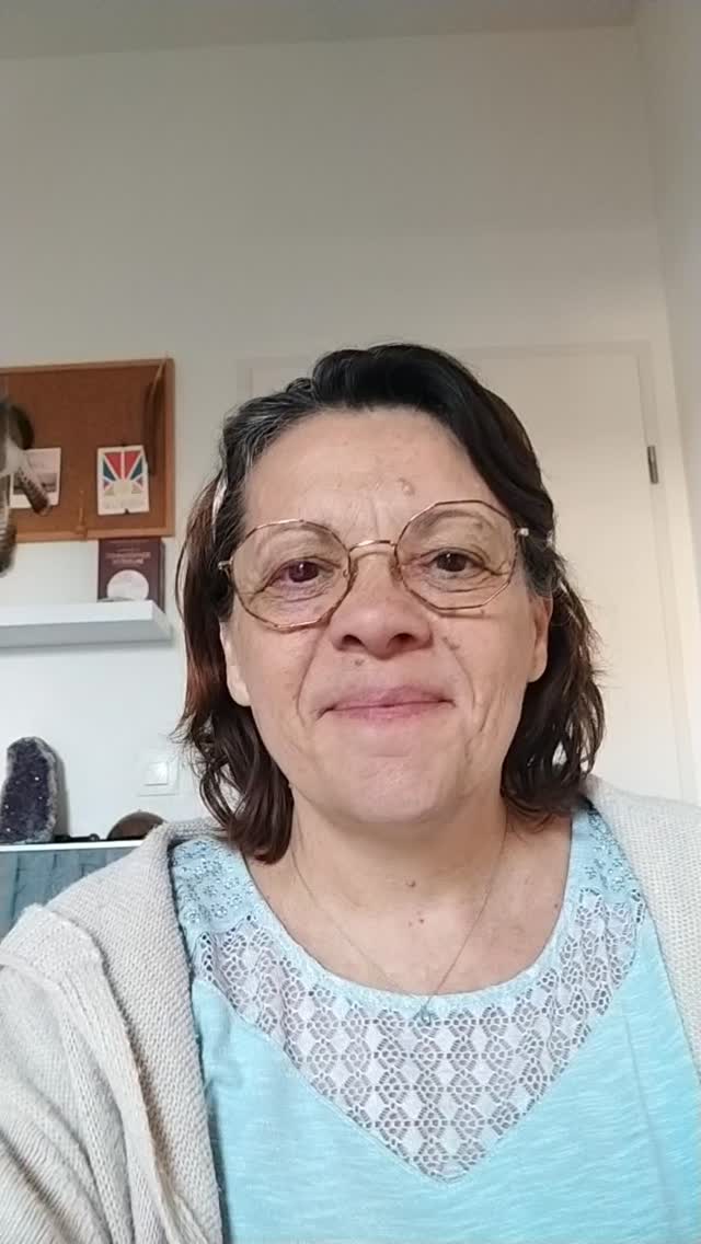 Cette semaine on fait appel à notre père intérieur pour qu'il mette notre part fragile et vulnérable en sécurité (notre enfant intérieur). Cette part de nous remise en lumière nous apporte la force, la solidité et la structure dont nous avons besoin pour arrêter de résister aux nouvelles opportunités, et pour ne plus nous disperser. On rassemble nos forces et on avance en faisant preuve de bienveillance pour nous mêmes (et pas en se battant le derrière comme pourrait le faire l'archetype du père dans sa part d'ombre!)
#connaissancedesoi #archetypes #energetique #oracle #ombreetlumiere