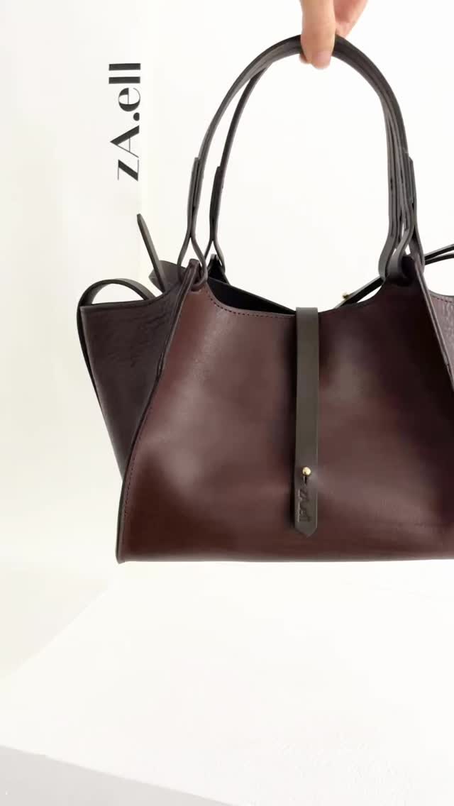 Vom chaotischen Lagerregal zum handgefertigten Design-Begleiter...
Eine schokobraune Lederhaut wird zu wunderschönen Varianten verschiedener Designertaschen und Accessoires.
Jedes Stück wird von mir in exklusiver Handarbeit als Unikat gefertigt. Vom Entwurf und Entwicklung, über die Materialauswahl, den Zuschnitt, das Spalten und Schärfen, das Fertigen bis zum finalen Produkt.
#quietluxury
#indiedesign
#manufaktur
#slowfashiongermany
#statementbag