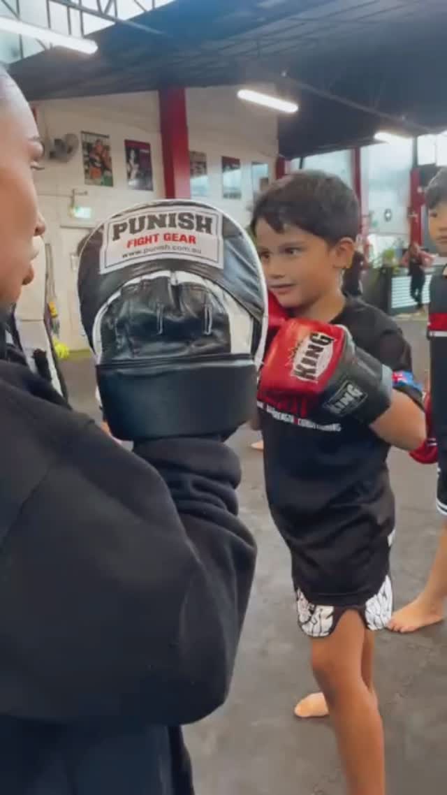 🍎💥1 WEEK FREE School Holiday Training!💥🍎
Keep the Kids ACTIVE over the Winter School holidays at Riddlers Gym.
Our Kids & Teens Muaythai program will keep them ACTIVE and have them trying something new!
🥊 Let us train your Kids in a safe and fun environment!
🥊Our amazing Team of Coaches will teach them skills they’ll carry for life whilst having lots of FUN doing it!!
🥊Our Muaythai program will help increase their CONFIDENCE and DISCIPLINE while they build the foundations learn the Skills and Techniques of Muaythai.
🥊Our Muaythai training will help their fitness, strength and ANTI-BULLY confidence!
Junior Kids Muaythai (4-7 years)
⏰ 3:45 - Monday, Wednesday & Thursday
&
⏰ 8:45 - Saturday
Senior Kids & Teens Muaythai (Kids 8-12 & Teens 13-16 years)
⏰ 4:30 - Monday, Wednesday & Thursday
&
⏰ 9:30 - Saturday
‼️Send us a DM to secure your kids FREE SCHOOL HOLIDAY TRAINING today!‼️
#riddlersgym #muaythai #kidsmuaythai #schoolholidays #activekids