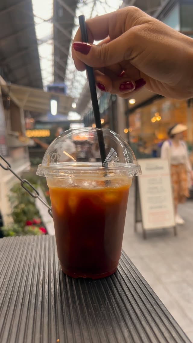 ☀️Summer mornings are made for this 🍳🥓🥪☕️🧊
An iced coffee, a freshly baked breakfast bun, and a sunny spot in Spitalfields.
Grab our Breakfast Deal, served daily until 12 PM.
📍 Find us at Spitalfields Market
🛵 Or order on Deliveroo via the link in our bio.
#mammasgoodies #spitalfieldsmarket #breakfastdeal #icedcoffee #londonbreakfast
