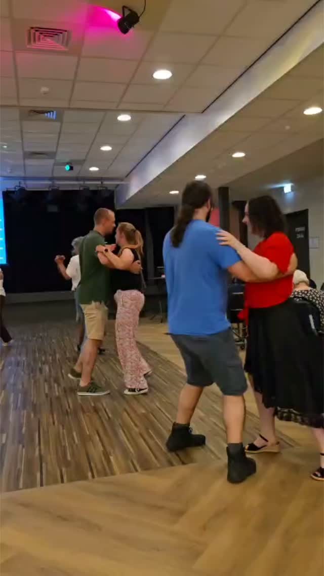 Wij kunnen er maar geen genoeg van krijgen! 💃🕺
Onze BBQ-dansavond was een prachtige afsluiter van onze zomerdanslessen én een geweldige start van de zomerstop. Door al dat dansen krijgen wij alweer helemaal zin in het aankomende seizoen. 😉
#dansstudiorolo #dansstudiobrabant #herpen #dansen #bbqavond